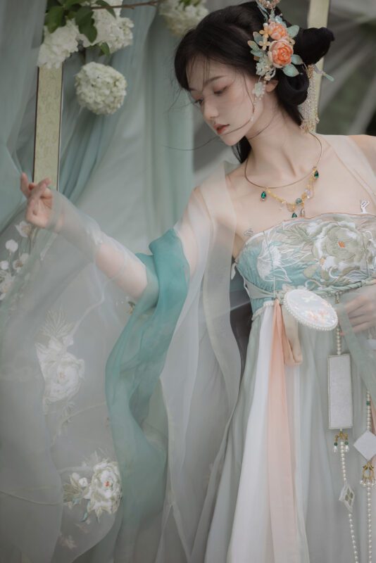 长安花影间_柒柒美图惊艳上线-远影归灯