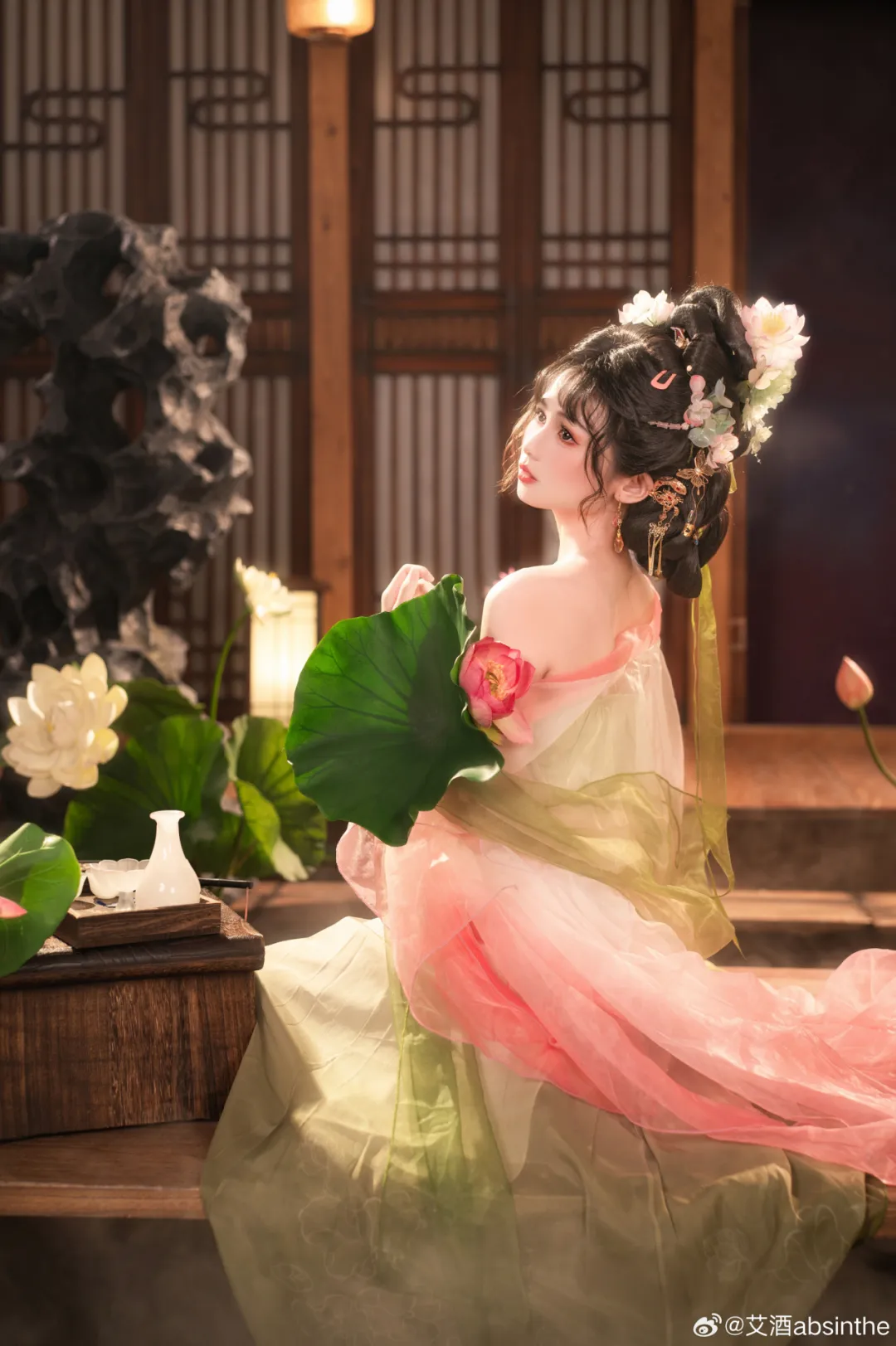 640-41.jpeg 汉服写真 | 荷叶罗裙一色裁,芙蓉向脸两边开