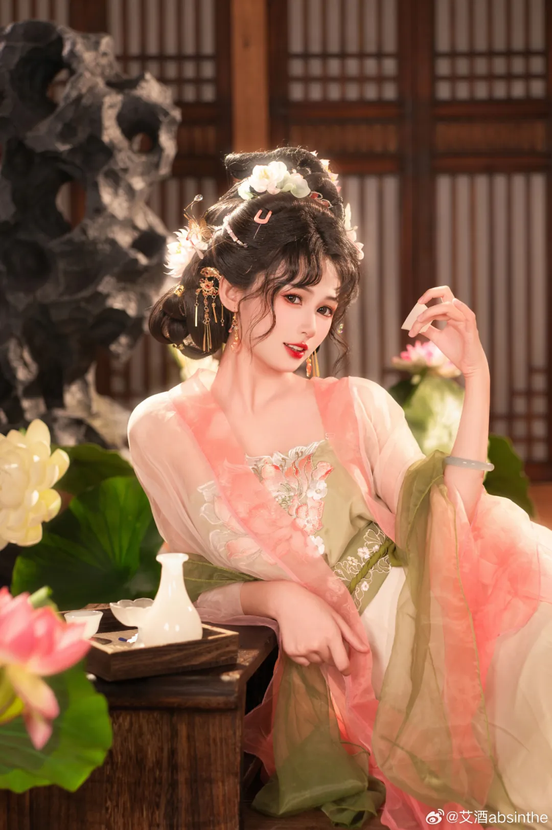 640-37.jpeg 汉服写真 | 荷叶罗裙一色裁,芙蓉向脸两边开