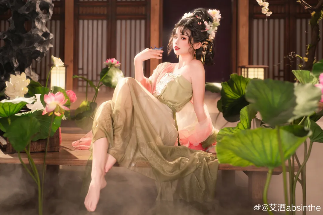 640-38.jpeg 汉服写真 | 荷叶罗裙一色裁,芙蓉向脸两边开