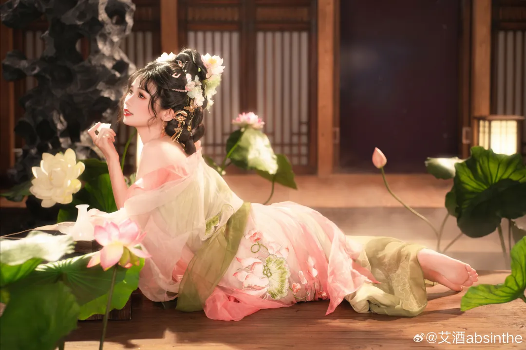 640-39.jpeg 汉服写真 | 荷叶罗裙一色裁,芙蓉向脸两边开