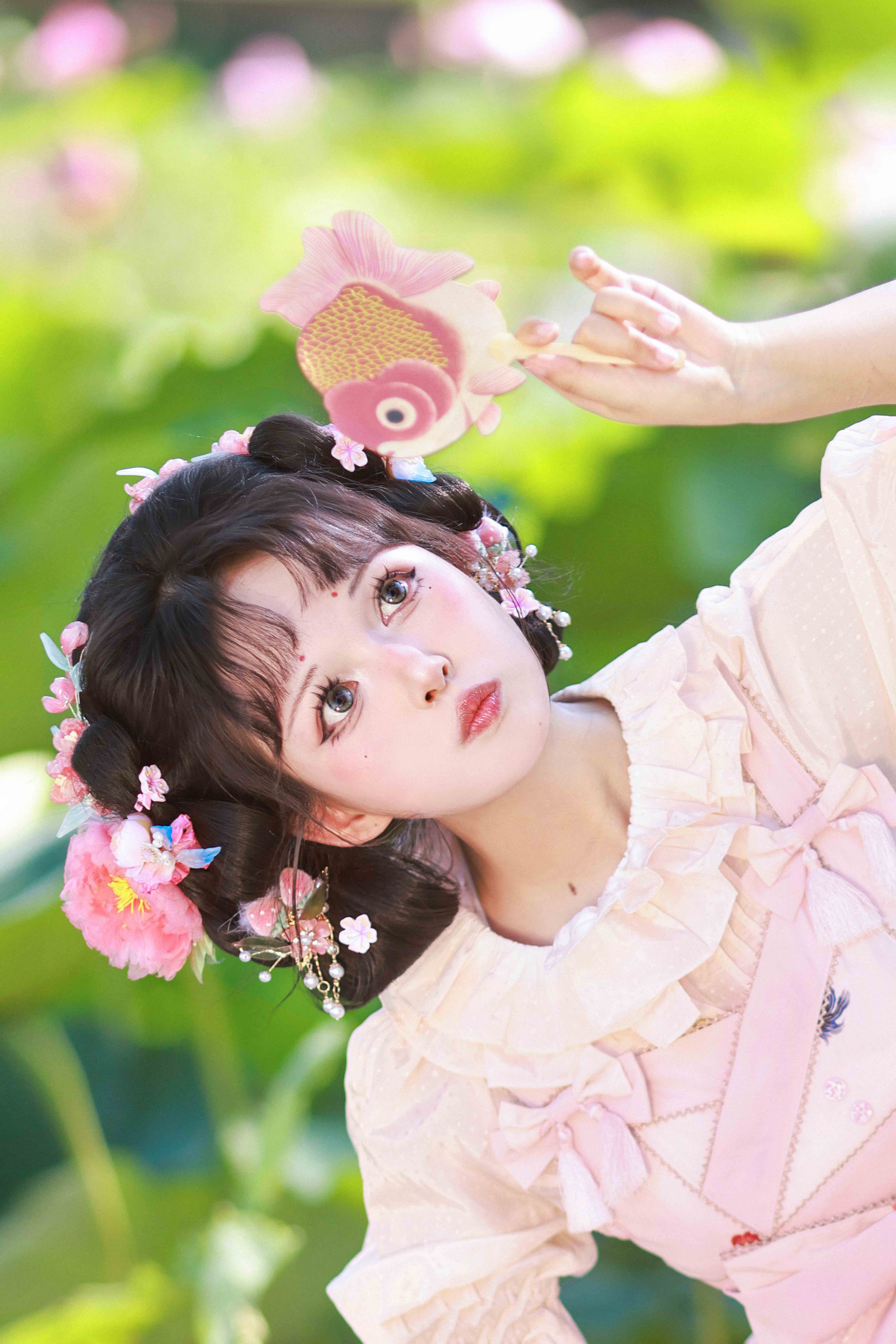 夏日炽热如火，好运似莲绽放满园-远影归灯