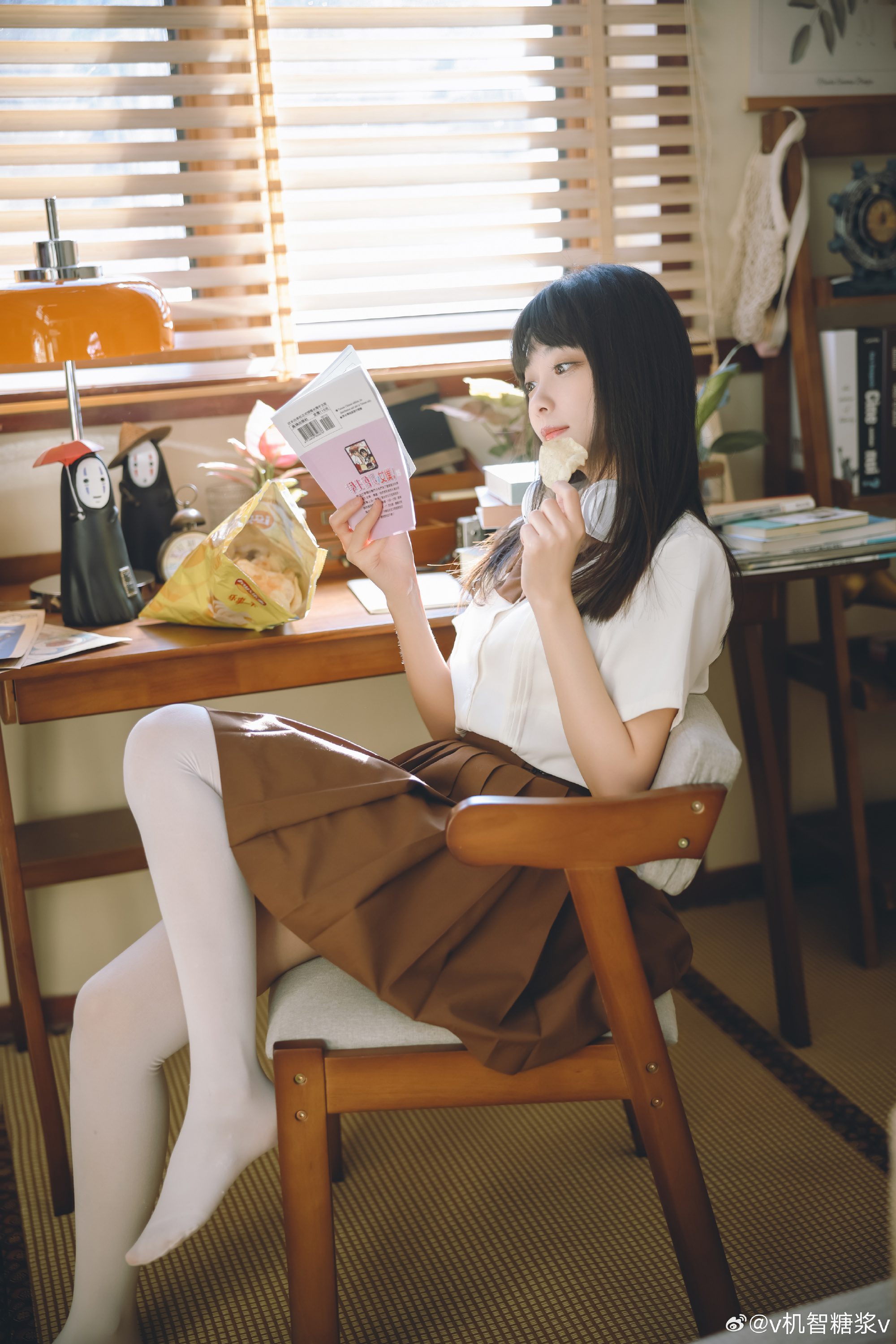 做自已的光，不需要太亮，足以挨过寒冬和黑夜就好