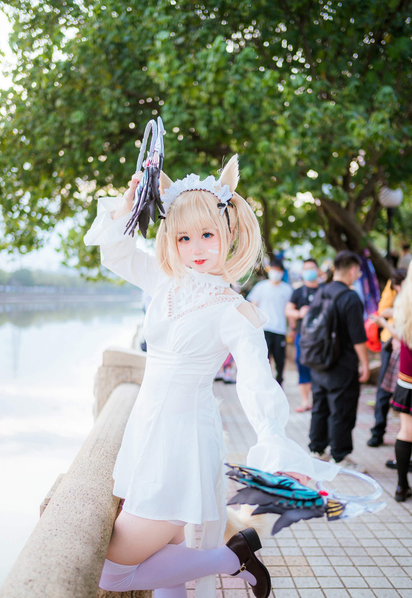 清河海风溶溶月色，共赏之人就在身侧