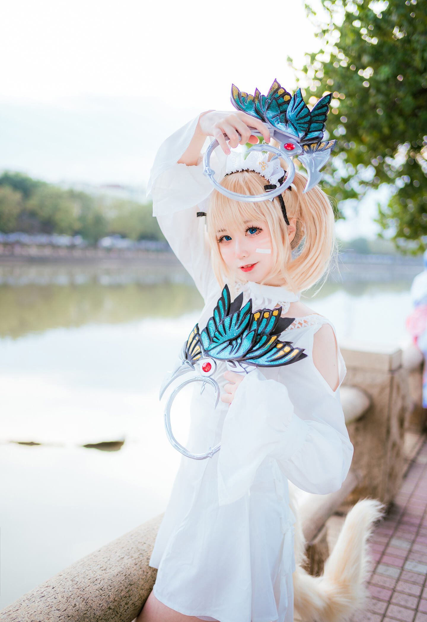 清河海风溶溶月色，共赏之人就在身侧