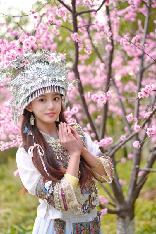 苗家小可爱萌翻全场 小亿魅力全开-远影归灯