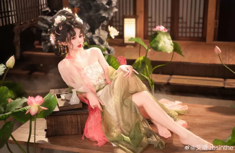 荷叶罗裙映古韵，芙蓉笑靥绽芳华-远影归灯