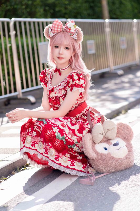 咬一口甜甜的草莓裙，感受夏日的甜蜜滋味-远影归灯