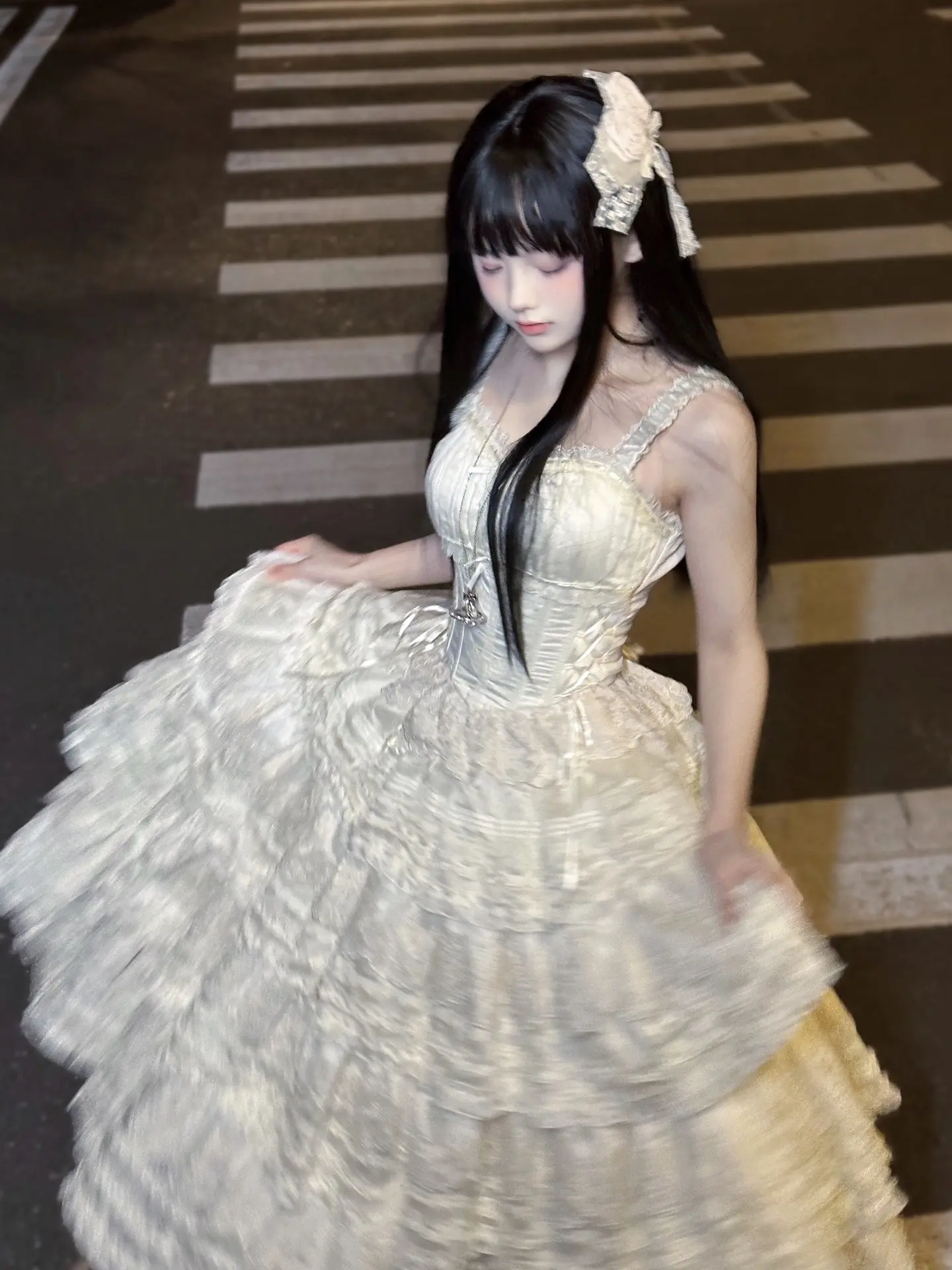 你站在原地，自认为能回到过去。可世界上有成千上万种爱，却没有一种爱可以重来