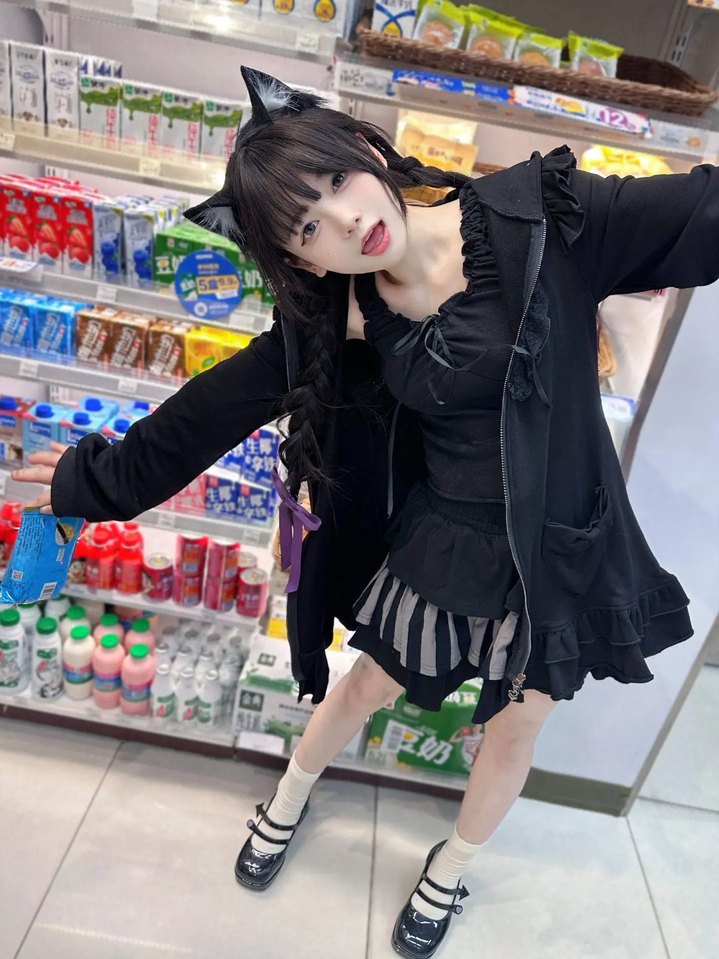 ^ ̳- ‧̫ • ̳^ฅ晚上好！我可爱的老婆们，和愚蠢的人类