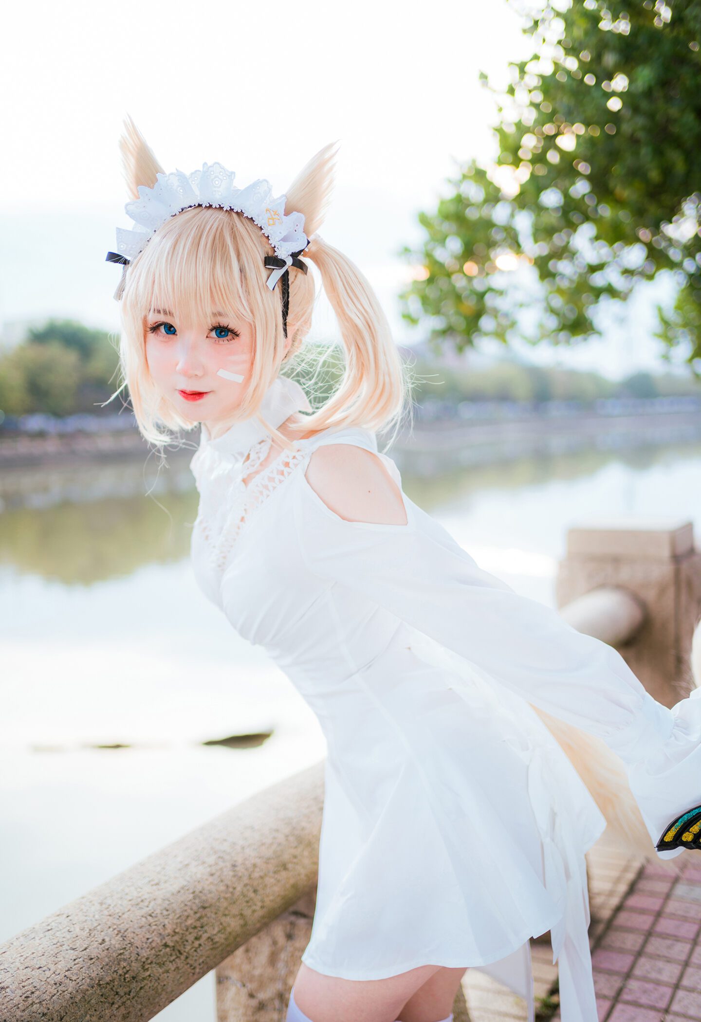 清河海风溶溶月色，共赏之人就在身侧