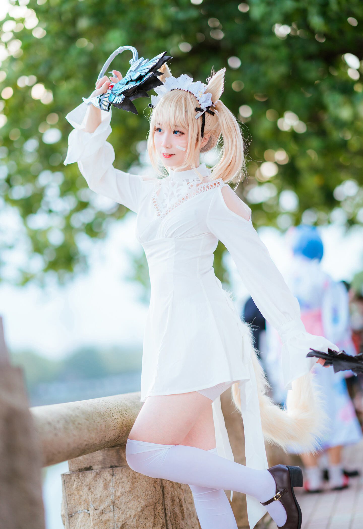 清河海风溶溶月色，共赏之人就在身侧