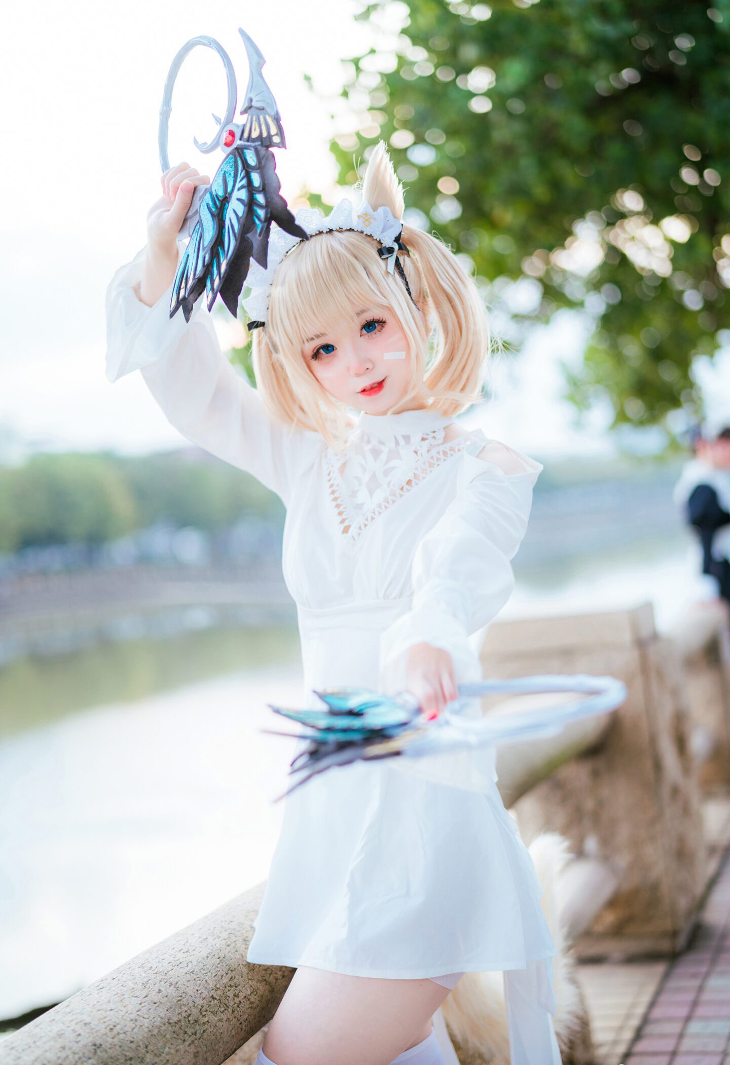 清河海风溶溶月色，共赏之人就在身侧