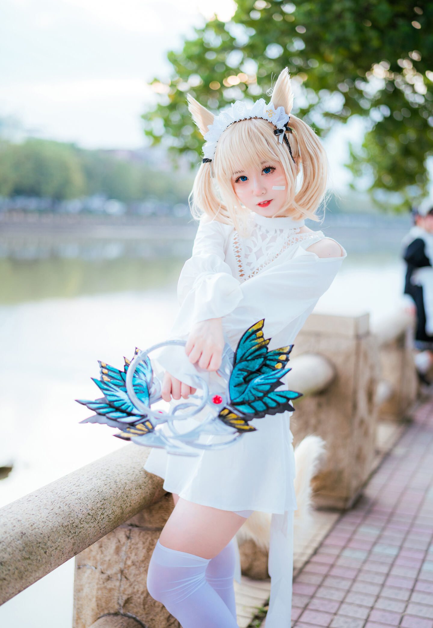 清河海风溶溶月色，共赏之人就在身侧