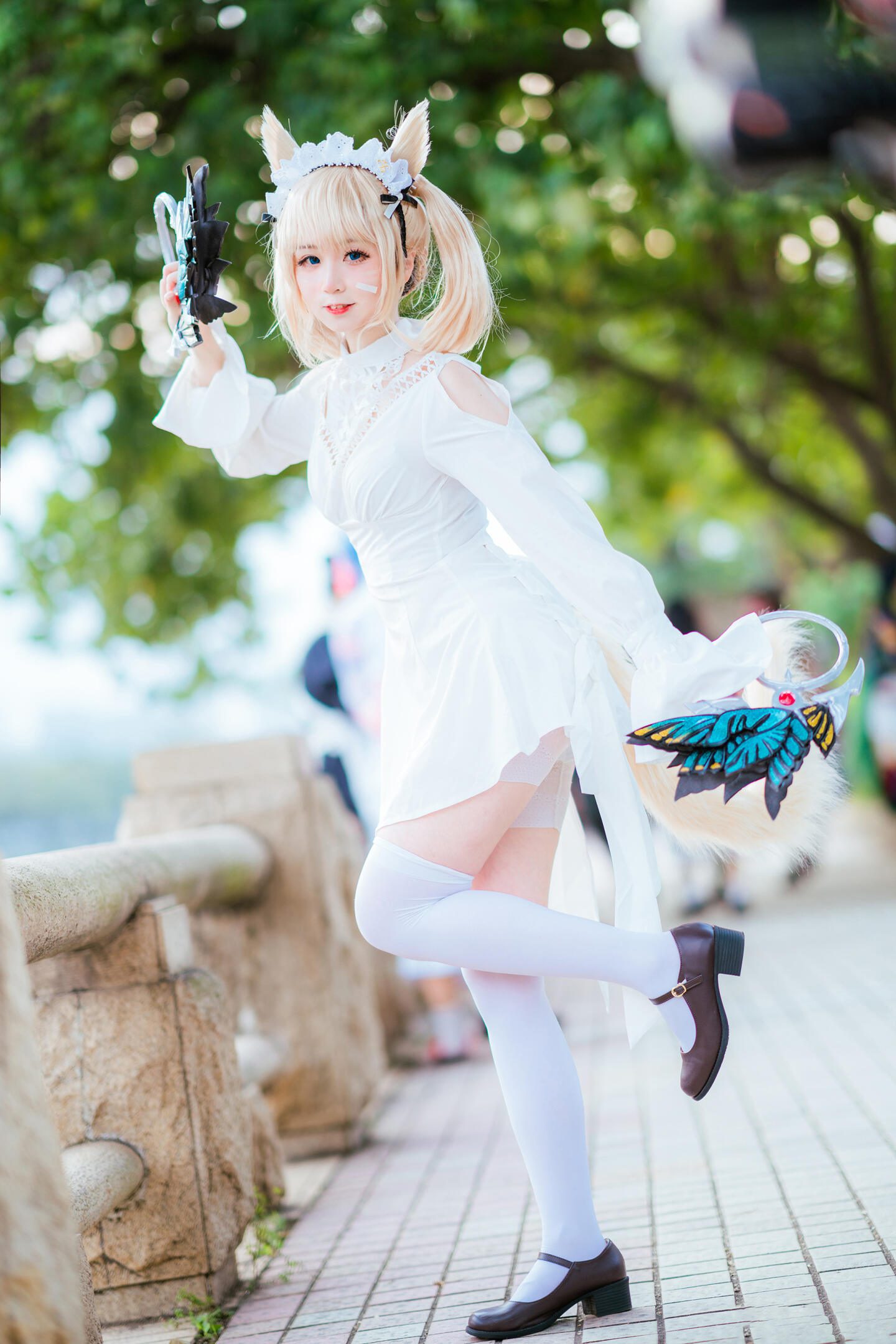 清河海风溶溶月色，共赏之人就在身侧