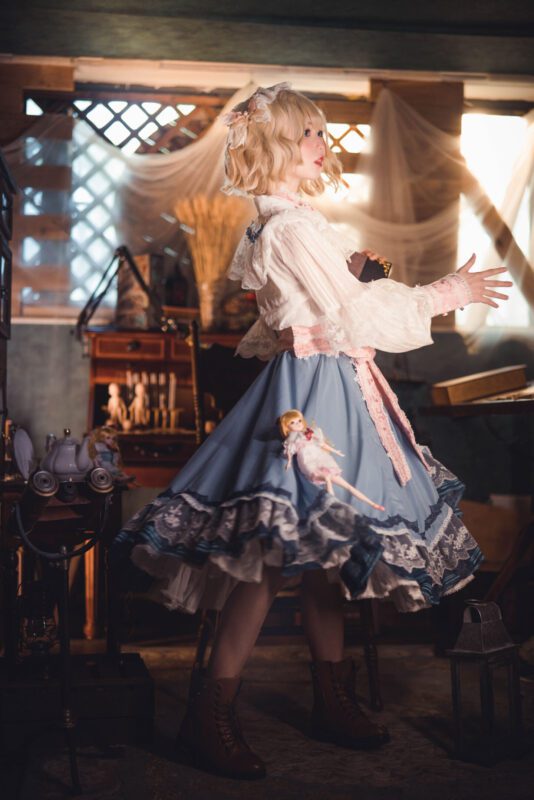 爱丽丝cosplay惊艳亮相 东方Project角色演绎新高度-远影归灯