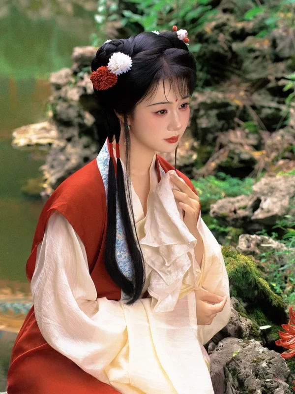 图集｜朱红褙子捧菊 · 园林汉服外景人像（10P）-远影归灯
