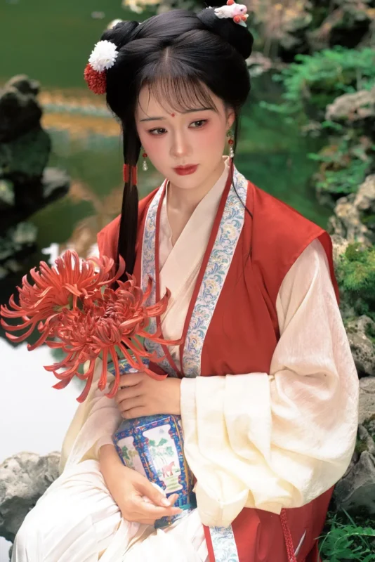 图集｜朱红褙子捧菊 · 园林汉服外景人像（10P）-远影归灯