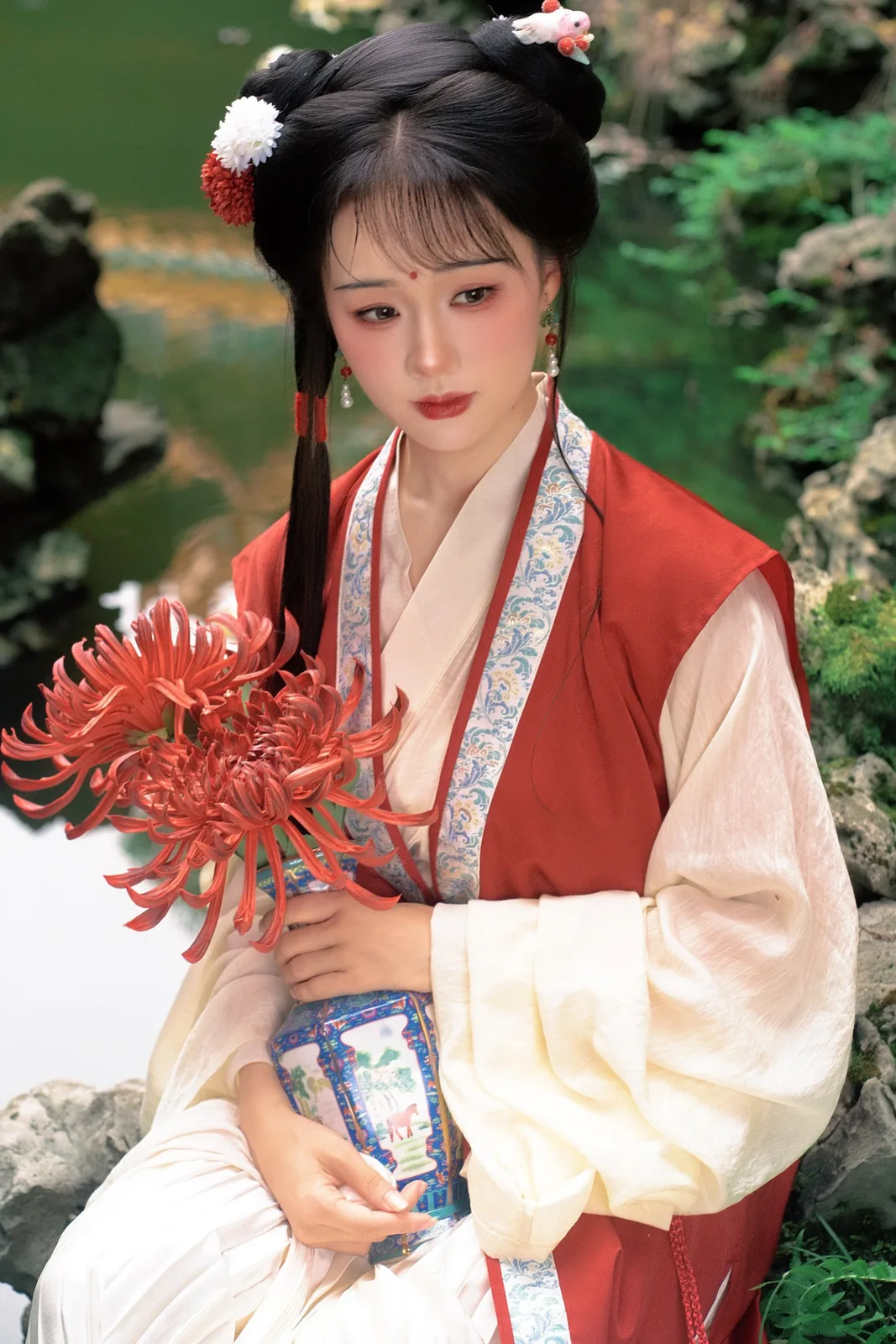 朱红褙子捧菊 · 园林汉服外景人像（02）