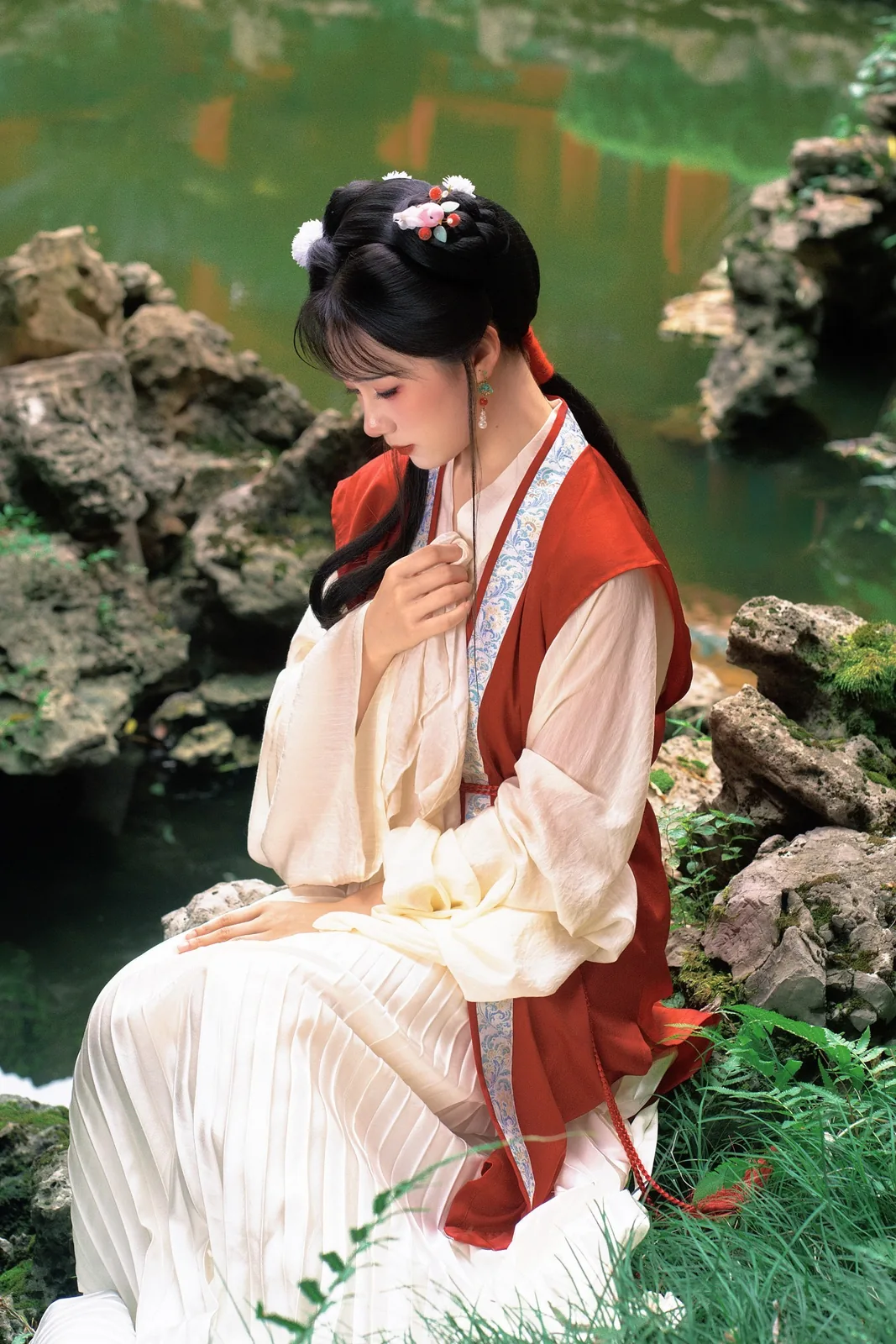 朱红褙子捧菊 · 园林汉服外景人像（03）