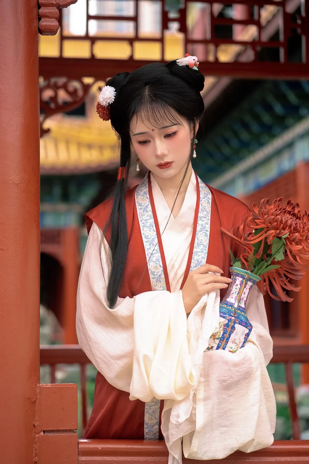 朱红褙子捧菊 · 园林汉服外景人像（04）