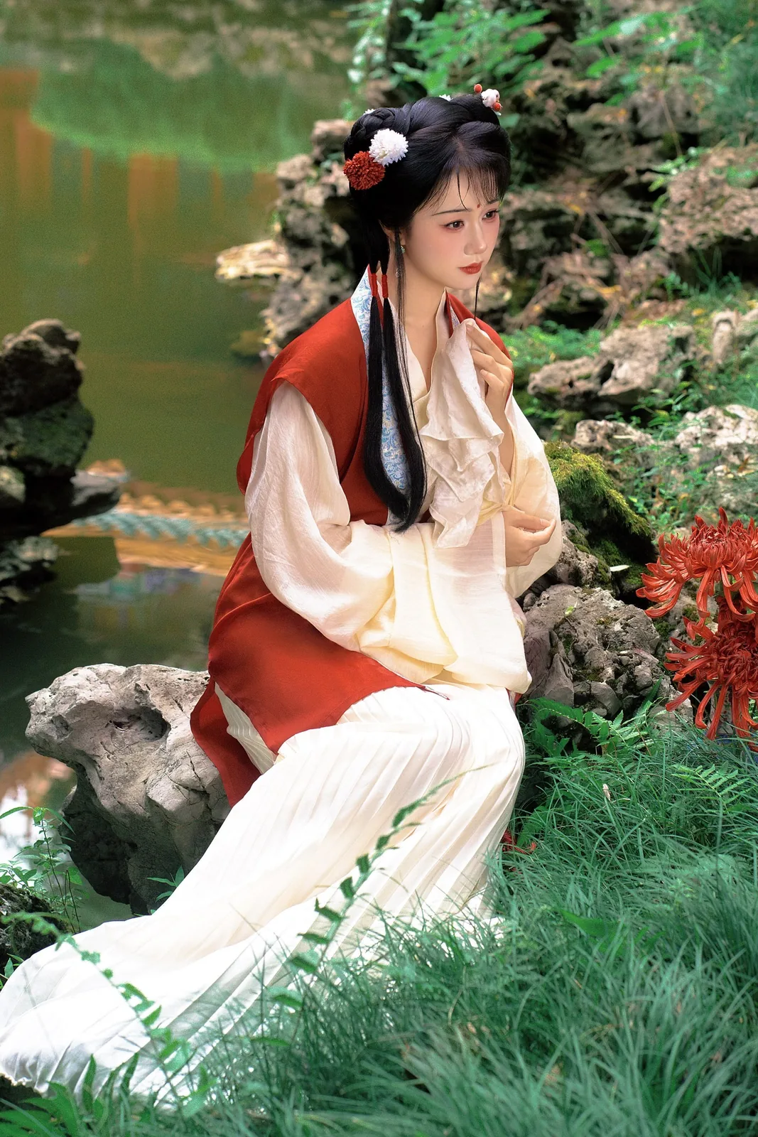 朱红褙子捧菊 · 园林汉服外景人像（05）