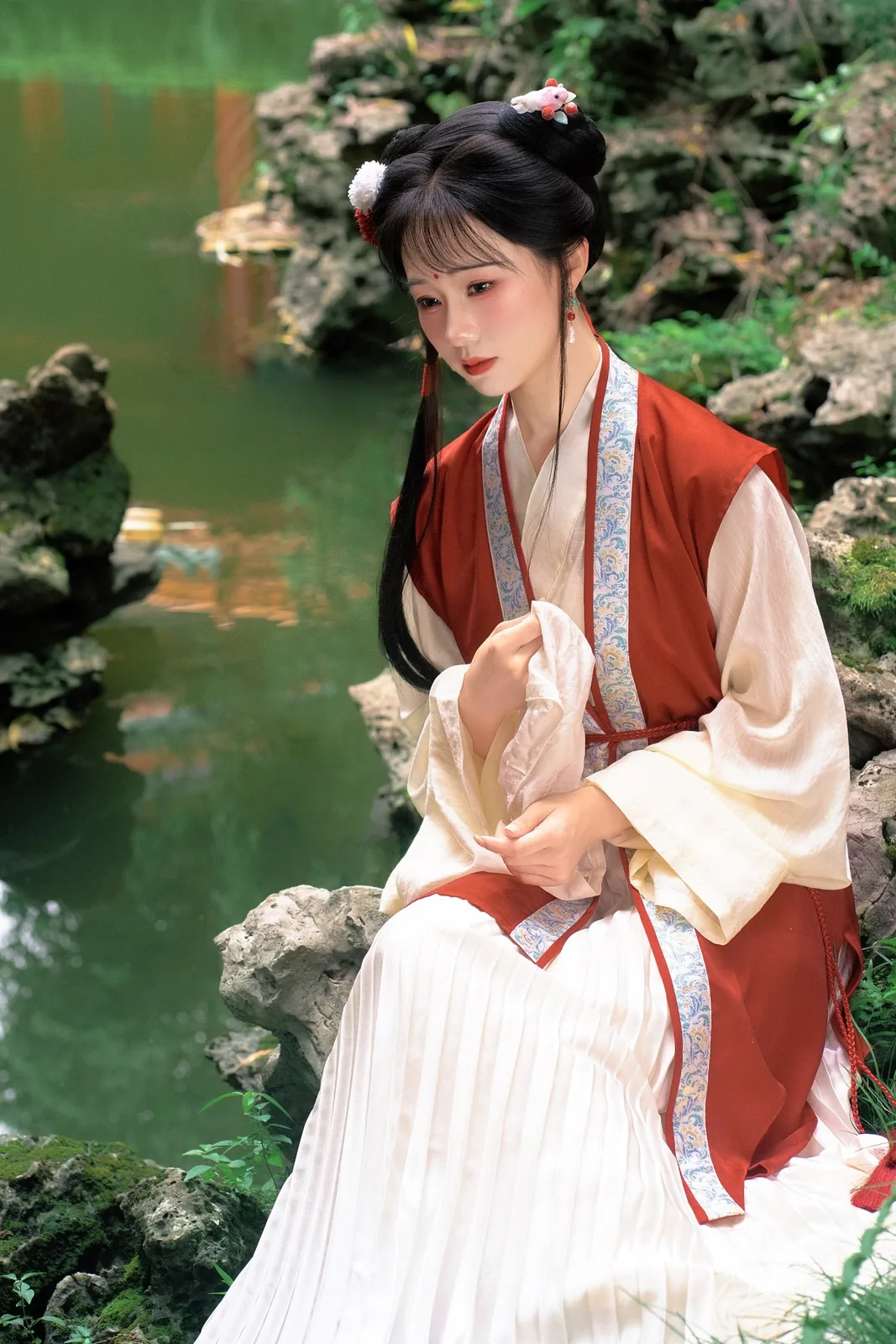 朱红褙子捧菊 · 园林汉服外景人像（06）