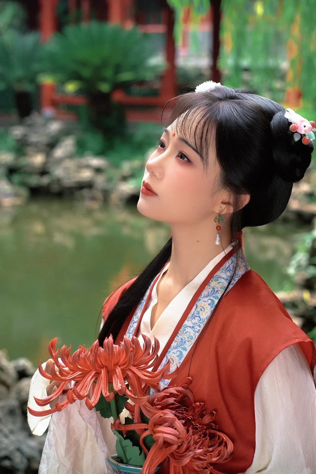 朱红褙子捧菊 · 园林汉服外景人像（07）