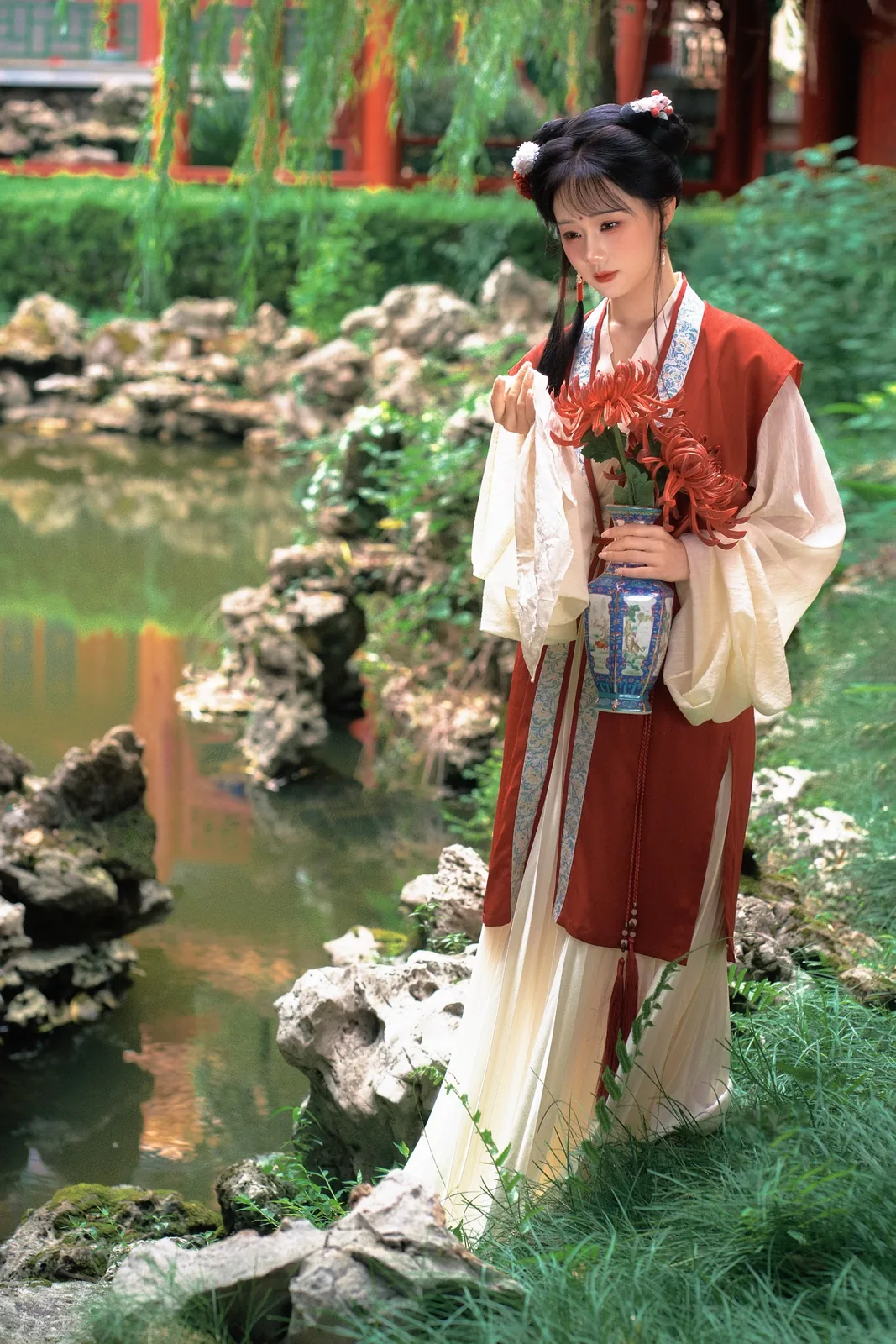 朱红褙子捧菊 · 园林汉服外景人像（08）