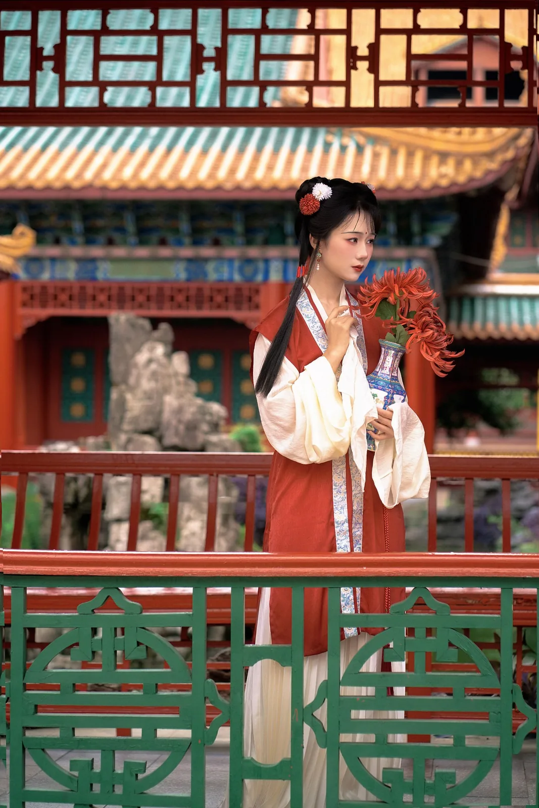 朱红褙子捧菊 · 园林汉服外景人像（09）