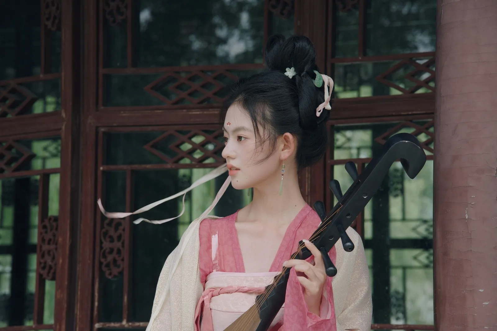 粉帔抱琵琶 · 园林汉服外景人像(01)