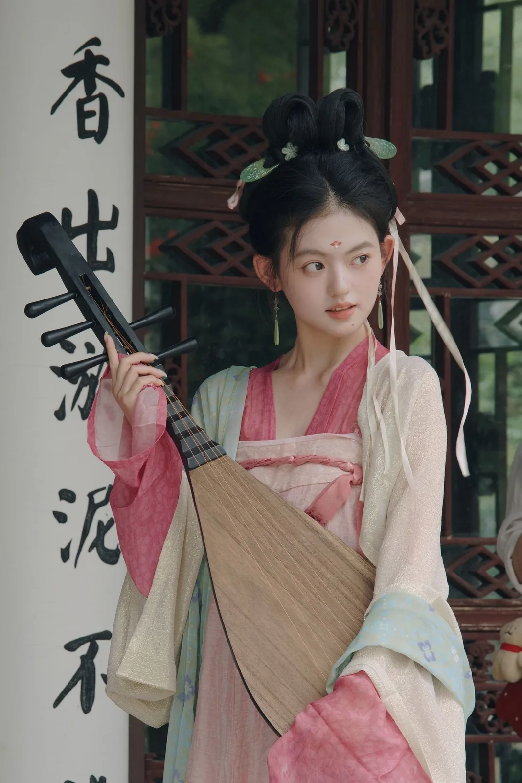 粉帔抱琵琶 · 园林汉服外景人像(03)