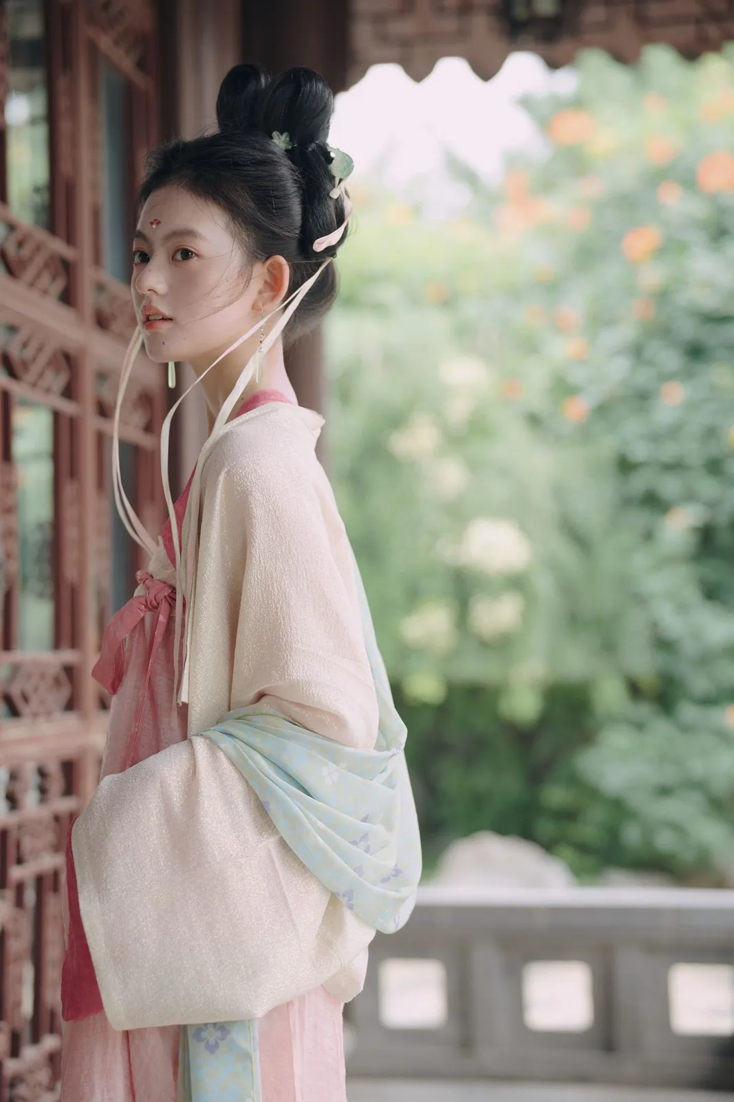 藕粉抱琴 · 古建汉服外景写真(05)