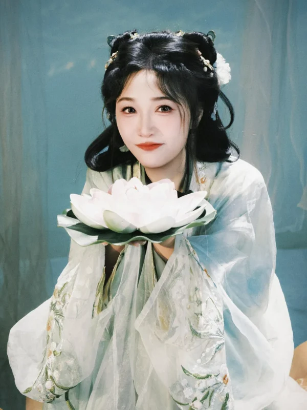 图集｜青绿捧荷 · 仙气汉服棚拍人像（9P）-远影归灯