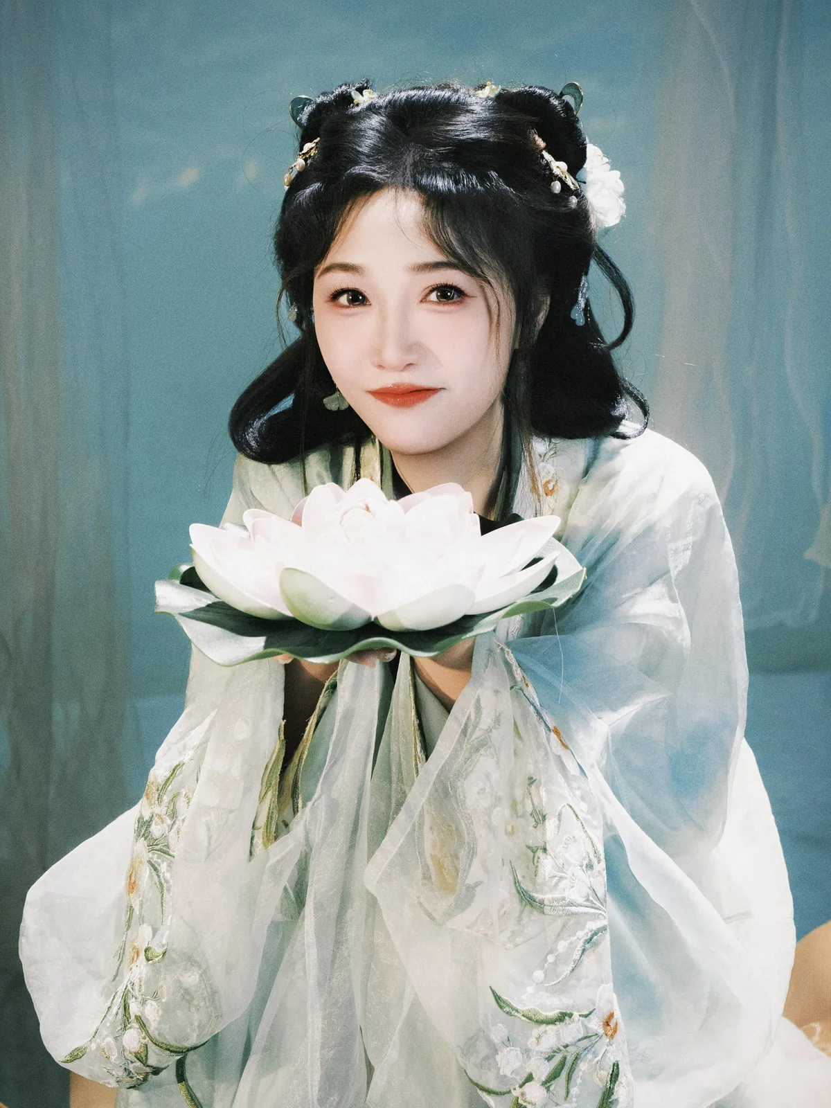 青绿捧荷 · 仙气汉服棚拍人像(01)