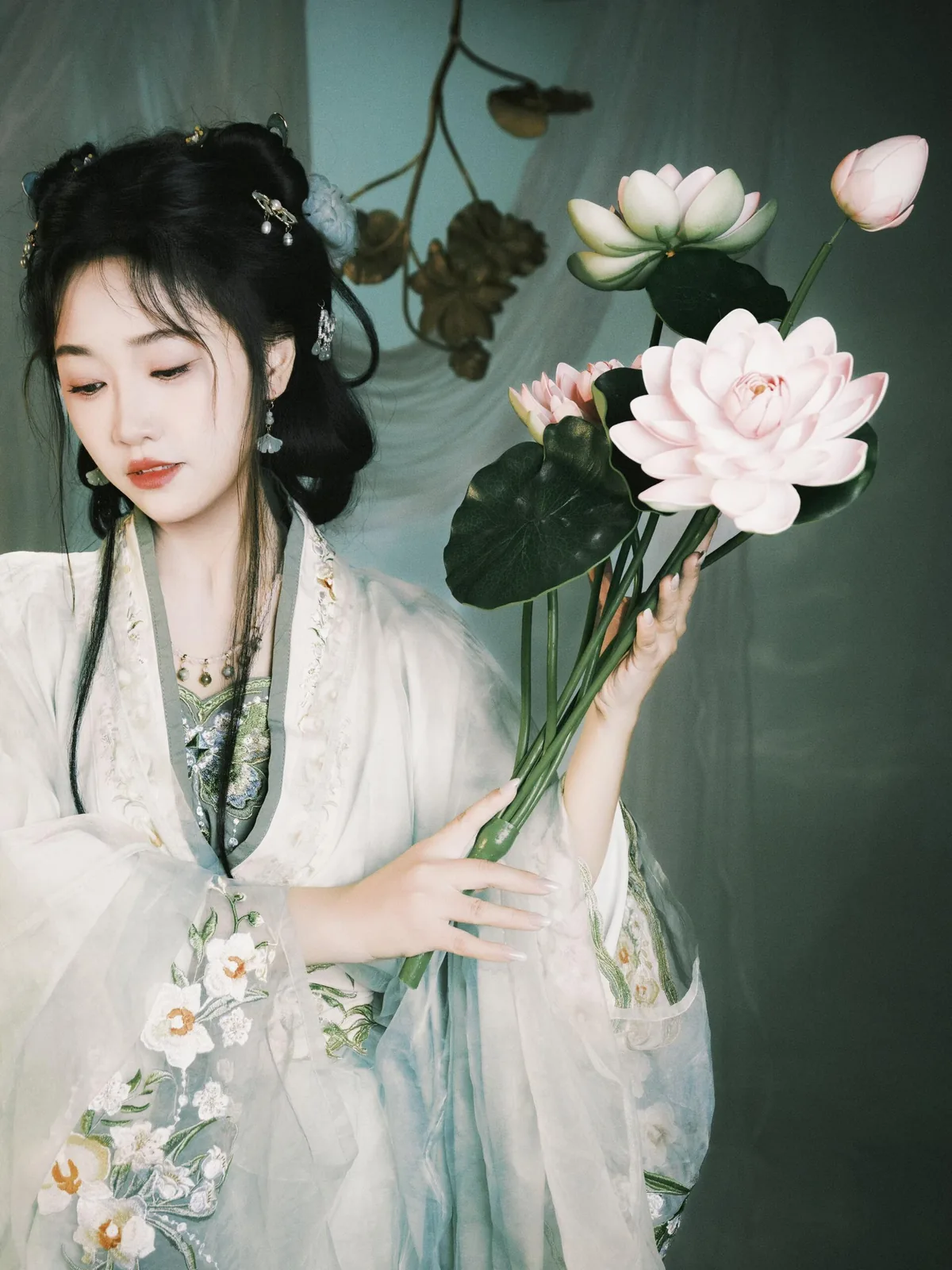 青绿捧荷 · 仙气汉服棚拍人像(02)