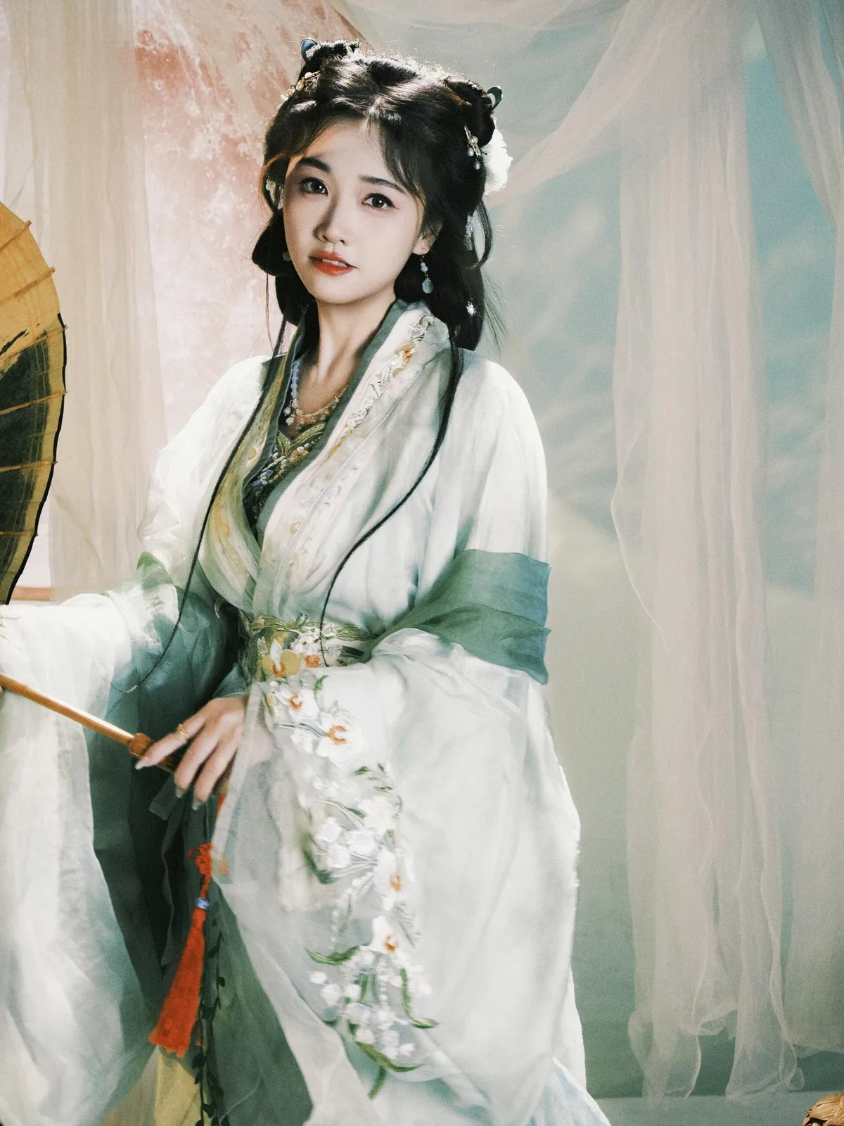 青绿捧荷 · 仙气汉服棚拍人像(05)