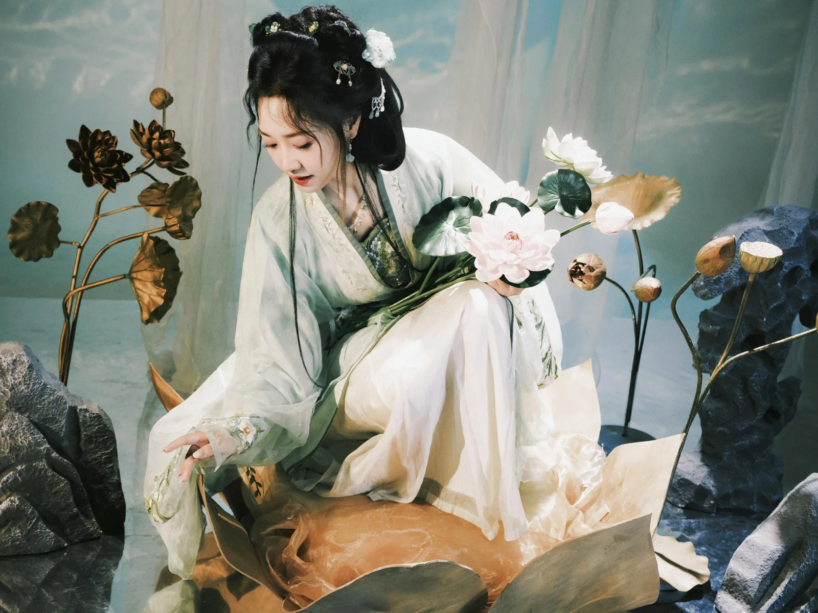 青绿捧荷 · 仙气汉服棚拍人像(06)