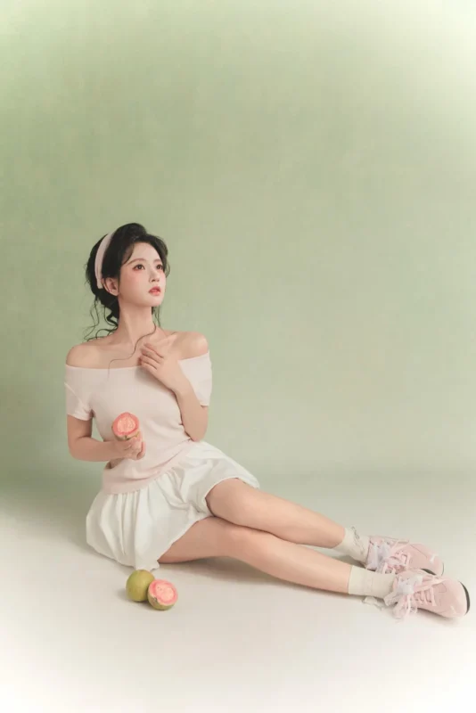 图集｜藕粉露肩捧果 · 柔光棚拍人像（5P）-远影归灯