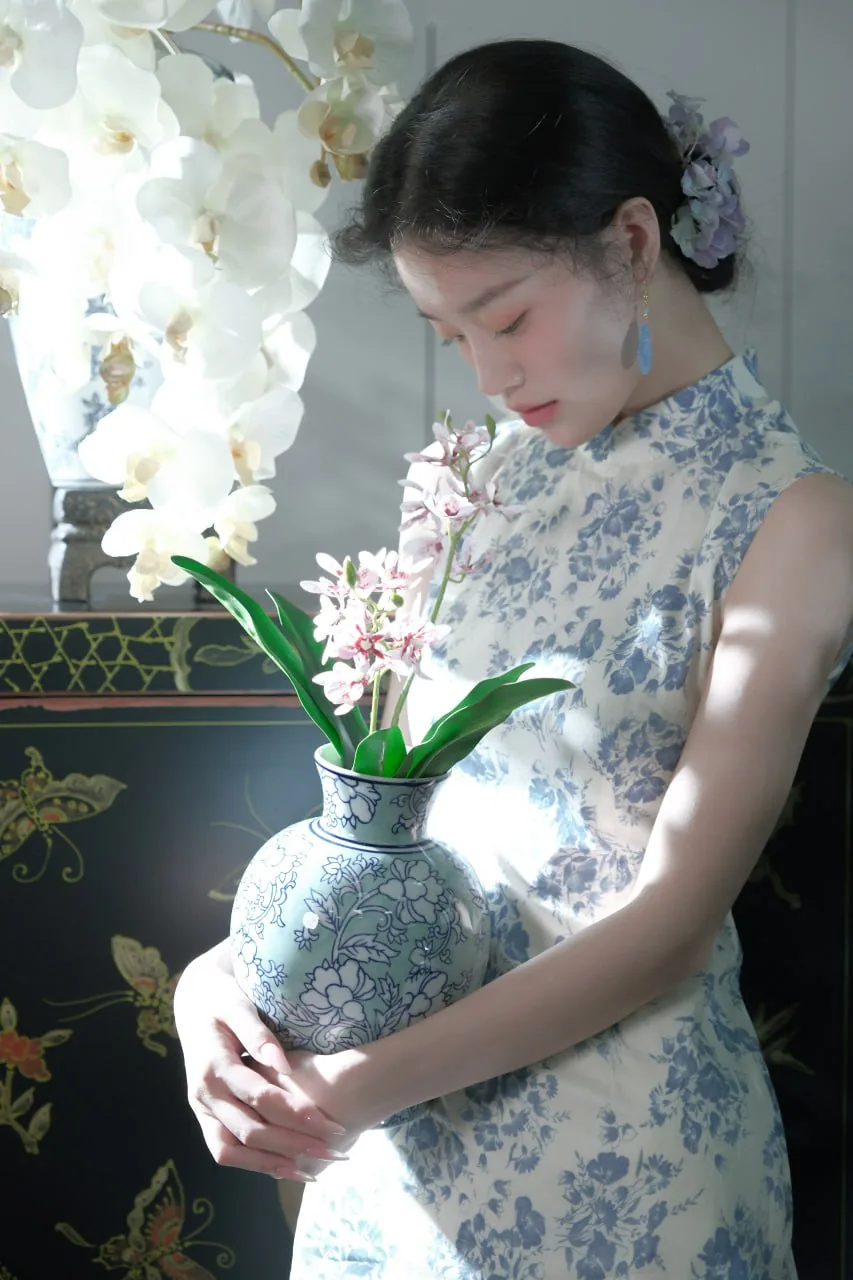 青花瓷旗袍捧瓶 · 屏风古典棚拍人像（01）