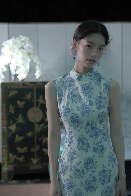 图集｜青花瓷旗袍捧瓶 · 屏风古典棚拍人像（6P）-远影归灯