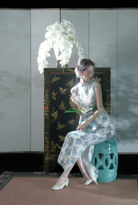 图集｜青花瓷旗袍捧瓶 · 屏风古典棚拍人像（6P）-远影归灯