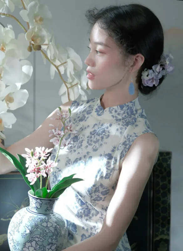 图集｜青花瓷旗袍捧瓶 · 屏风古典棚拍人像（6P）-远影归灯