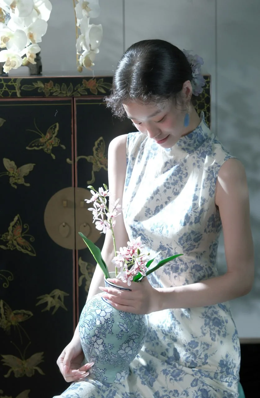 青花瓷旗袍捧瓶 · 屏风古典棚拍人像（05）