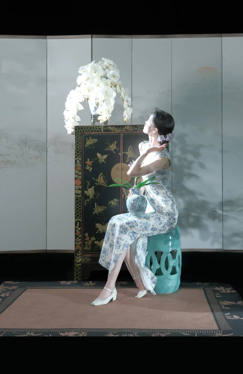 青花瓷旗袍捧瓶 · 屏风古典棚拍人像（06）