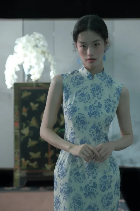 图集｜青花瓷旗袍立姿 · 屏风古典棚拍人像（10P）-远影归灯