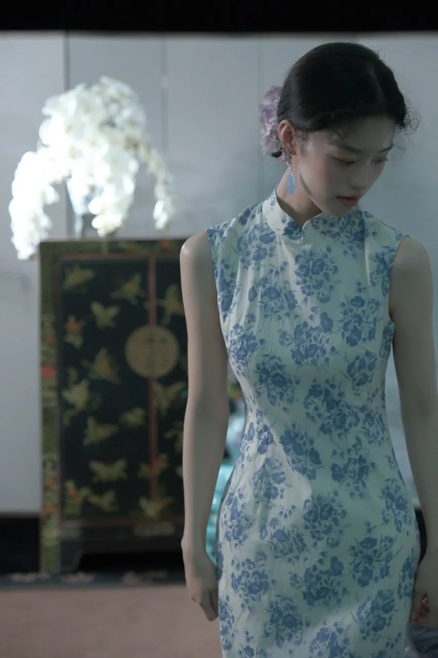 青花瓷旗袍立姿 · 屏风古典棚拍人像（02）
