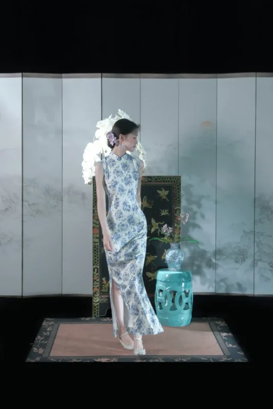 图集｜青花瓷旗袍立姿 · 屏风古典棚拍人像（10P）-远影归灯