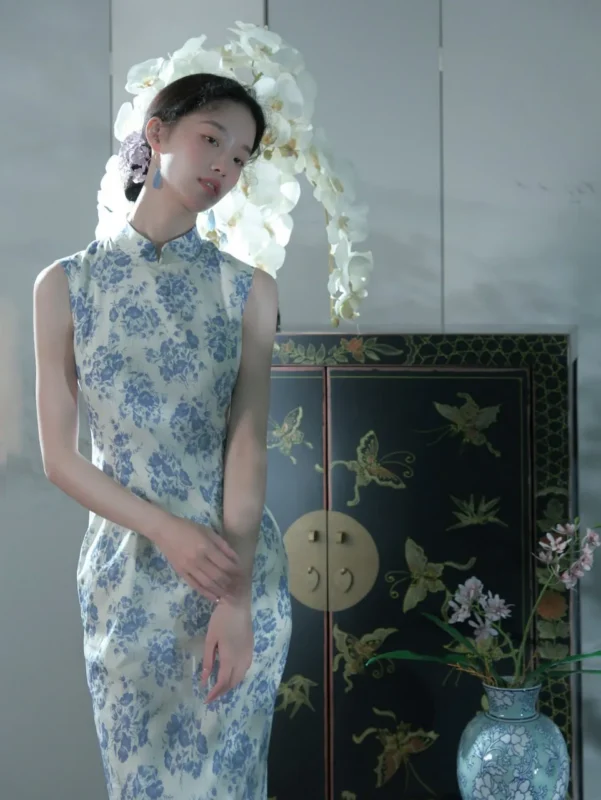 图集｜青花瓷旗袍立姿 · 屏风古典棚拍人像（10P）-远影归灯