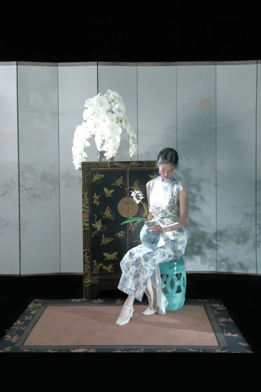 青花瓷旗袍立姿 · 屏风古典棚拍人像（07）